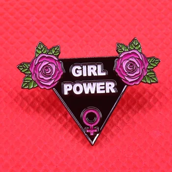 Amatininkė feministė Girl Power emalio smeigtukas juodas trikampis fonas, su dailia rožine rožių sagė